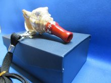他の写真1: 新発売　魔除け超超ミニ法螺貝　桜吹雪首掛けストラップ付化粧箱入　赤　大きな音が出ます！