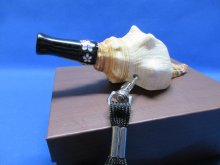 他の写真1: 新発売　魔除け超超ミニ法螺貝　桜吹雪首掛けストラップ付化粧箱入　黒　大きな音が出ます！